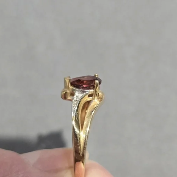 YELLOW GOLD GARNET AND DIAMOND RING Size 6 1/2